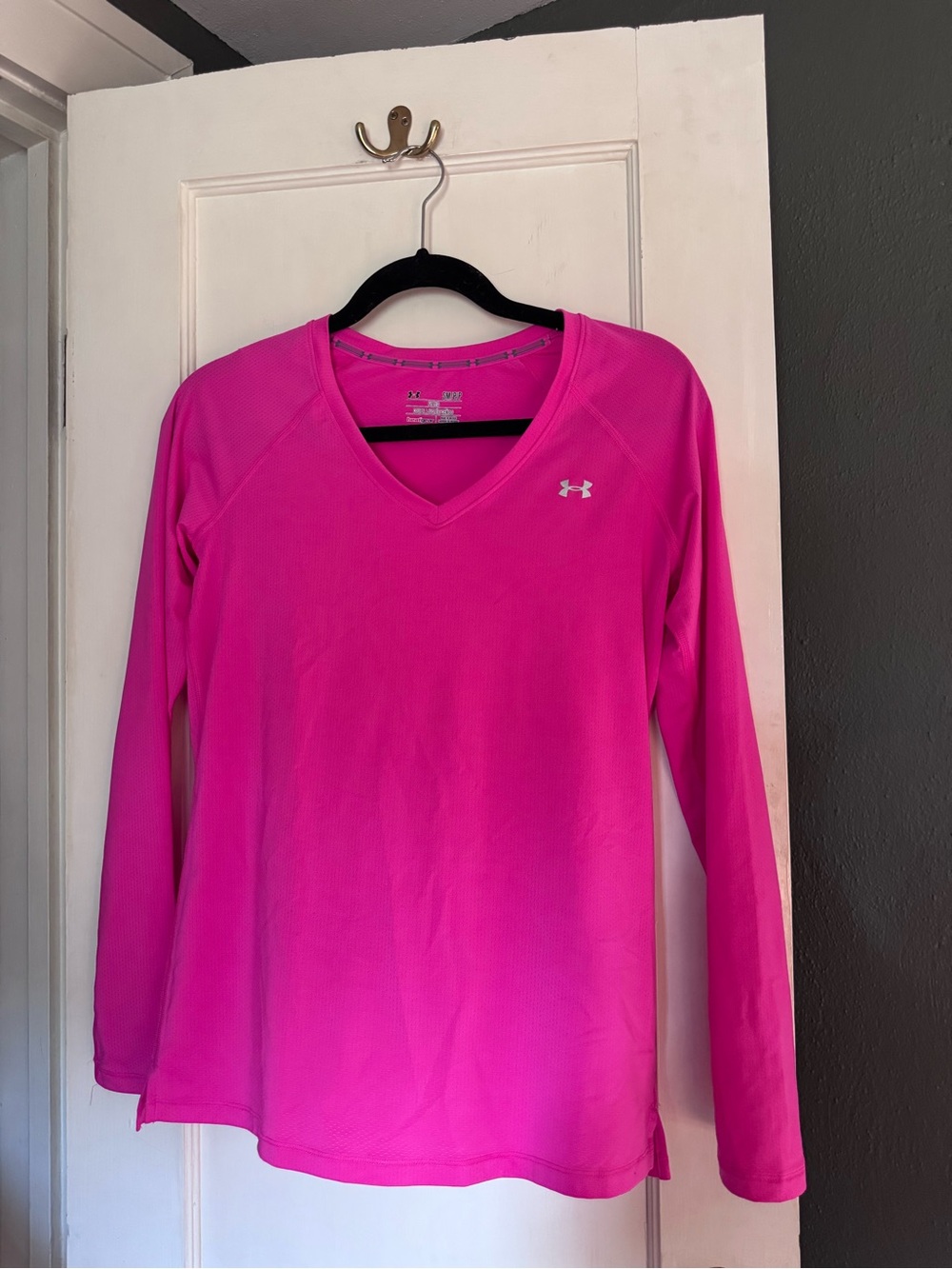 Under Armour Women’s HeatGear Long Sleeve V-Neck Shirt Pink Semi-Fitted Small